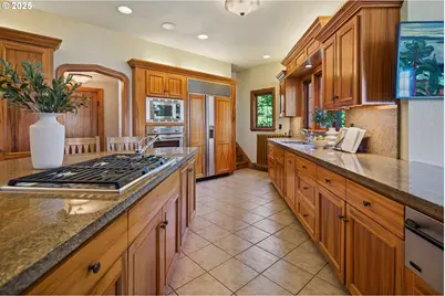 5570 SW Menefee Dr, Portland, OR 97239 - Photo 20
