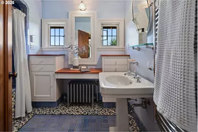 5570 SW Menefee Dr, Portland, OR 97239 - Photo 34