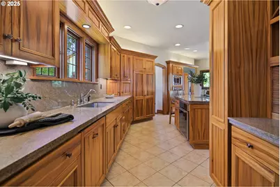 5570 SW Menefee Dr, Portland, OR 97239 - Photo 22