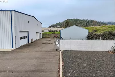 428 NE Newton Creek Dr, Roseburg, OR 97470 - Photo 32