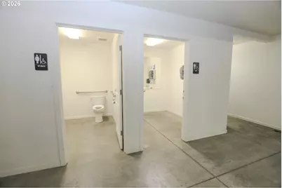 428 NE Newton Creek Dr, Roseburg, OR 97470 - Photo 8