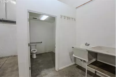 428 NE Newton Creek Dr, Roseburg, OR 97470 - Photo 24