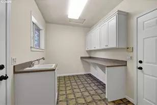 3471 Lakeside Dr, Eugene, OR 97401 - Photo 26
