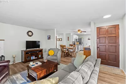 942 E 13th St, Coquille, OR 97423 - Photo 10