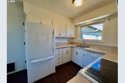 1915 Carter Ln, Springfield, OR 97477 - Photo 16