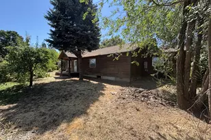 1931 Sleepy Hollow Loop, Grants Pass, OR 97527 - Photo 2