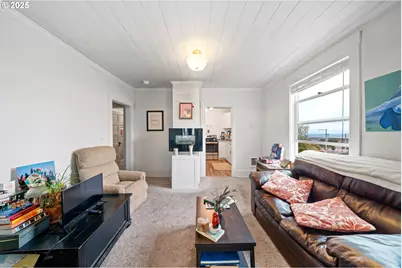 146 Bond St, Astoria, OR 97103 - Photo 18