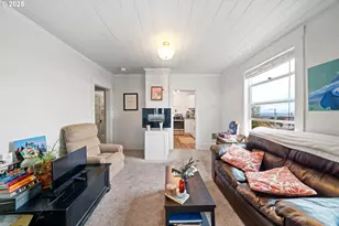 146 Bond St, Astoria, OR 97103 - Photo 18