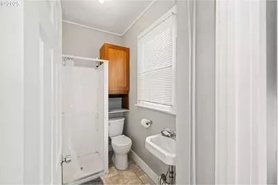 146 Bond St, Astoria, OR 97103 - Photo 34