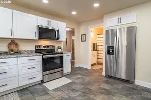 765 W Rainbow St, Roseburg, OR 97471 - Photo 10