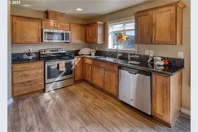 3352 NE Daffodil Dr, McMinnville, OR 97128 - Photo 6