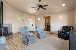 9860 S Bank Dr, Roseburg, OR 97470 - Photo 6