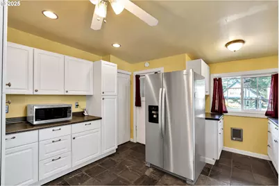 761 SE Polk St, Camas, WA 98607 - Photo 12