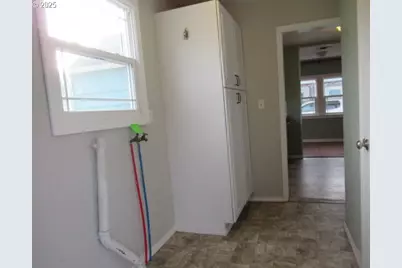 370 W B St, Lebanon, OR 97355 - Photo 2