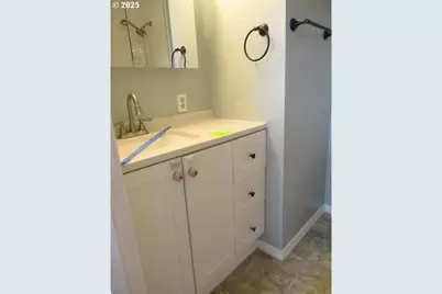 370 W B St, Lebanon, OR 97355 - Photo 4