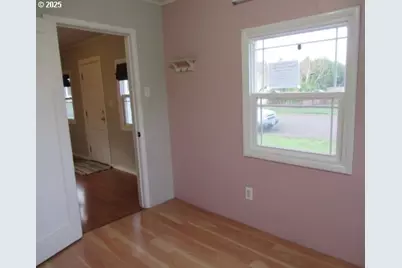 370 W B St, Lebanon, OR 97355 - Photo 12