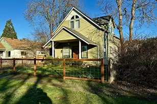 822 S 8th St, Cottage Grove, OR 97424 - Photo 2