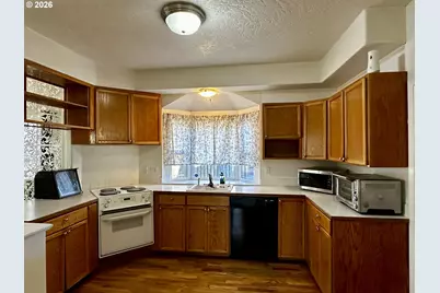 822 S 8th St, Cottage Grove, OR 97424 - Photo 14