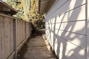 14915 SE Woodward St, Portland, OR 97236 - Photo 8