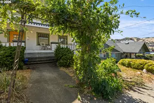 837 SE Blakeley Ave, Roseburg, OR 97470 - Photo 4