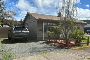830 S 7th St, Cottage Grove, OR 97424 - Photo 2