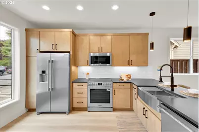 5765 S Kelly Ave, Portland, OR 97239 - Photo 8