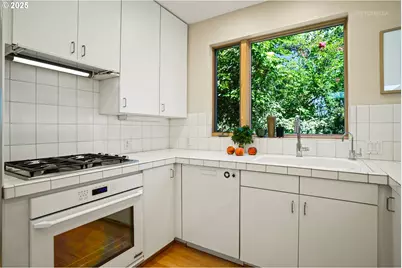 3907 SW View Point Ter, Portland, OR 97239 - Photo 10