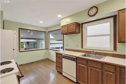 13624 NE Glisan St, Portland, OR 97230 - Photo 12