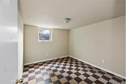 1215 NE 118th Ave, Portland, OR 97220 - Photo 32