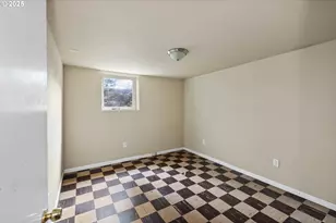 1215 NE 118th Ave, Portland, OR 97220 - Photo 32