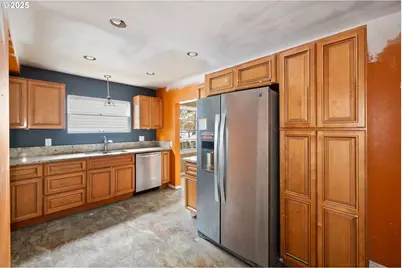 1215 NE 118th Ave, Portland, OR 97220 - Photo 8