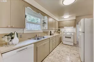 9314 SW Terwilliger Blvd, Portland, OR 97219 - Photo 6