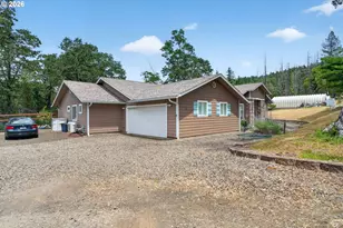 180 Hawkeye Ln, Roseburg, OR 97471 - Photo 2