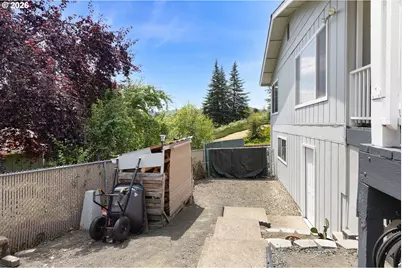 2020 NW Witherspoon Ave, Roseburg, OR 97471 - Photo 8