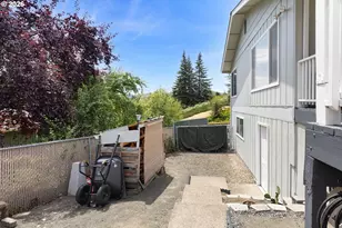 2020 NW Witherspoon Ave, Roseburg, OR 97471 - Photo 8
