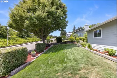 2020 NW Witherspoon Ave, Roseburg, OR 97471 - Photo 14