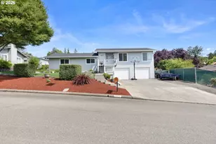 2020 NW Witherspoon Ave, Roseburg, OR 97471 - Photo 2