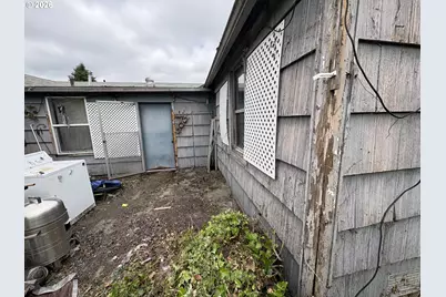 394 S 37th St, Springfield, OR 97478 - Photo 4