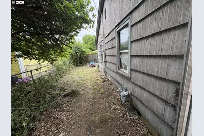 394 S 37th St, Springfield, OR 97478 - Photo 6