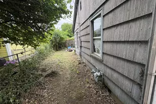 394 S 37th St, Springfield, OR 97478 - Photo 6