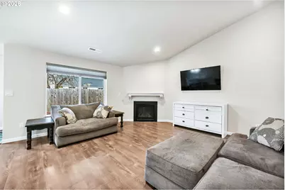 632 N 5th St, Creswell, OR 97426 - Photo 8