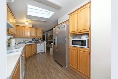 32025 NW Meadow Dr, North Plains, OR 97133 - Photo 10