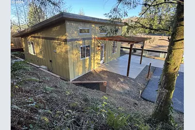 810 SE Beaver St, Toledo, OR 97391 - Photo 1