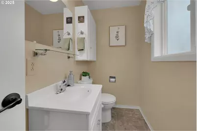 240 Dibblee Ln, Eugene, OR 97404 - Photo 32