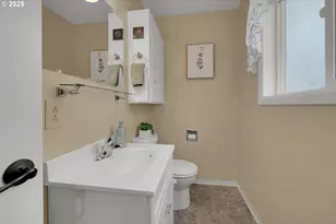 240 Dibblee Ln, Eugene, OR 97404 - Photo 38