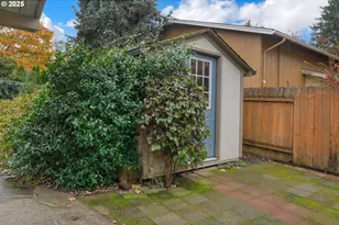 240 Dibblee Ln, Eugene, OR 97404 - Photo 38