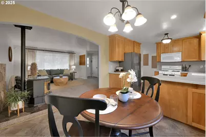 240 Dibblee Ln, Eugene, OR 97404 - Photo 14