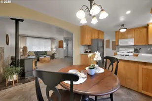 240 Dibblee Ln, Eugene, OR 97404 - Photo 14