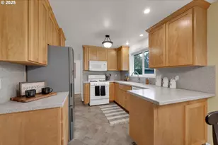 240 Dibblee Ln, Eugene, OR 97404 - Photo 10