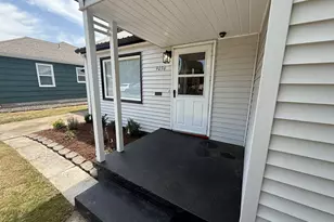 9036 SE Washington St, Portland, OR 97216 - Photo 2